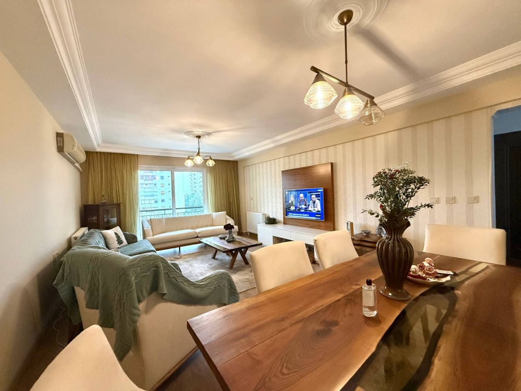 Balçova'da Prestijli Konumda Tadilatlı Satılık Geniş 3+1 Daire-1a92188f46.jpg