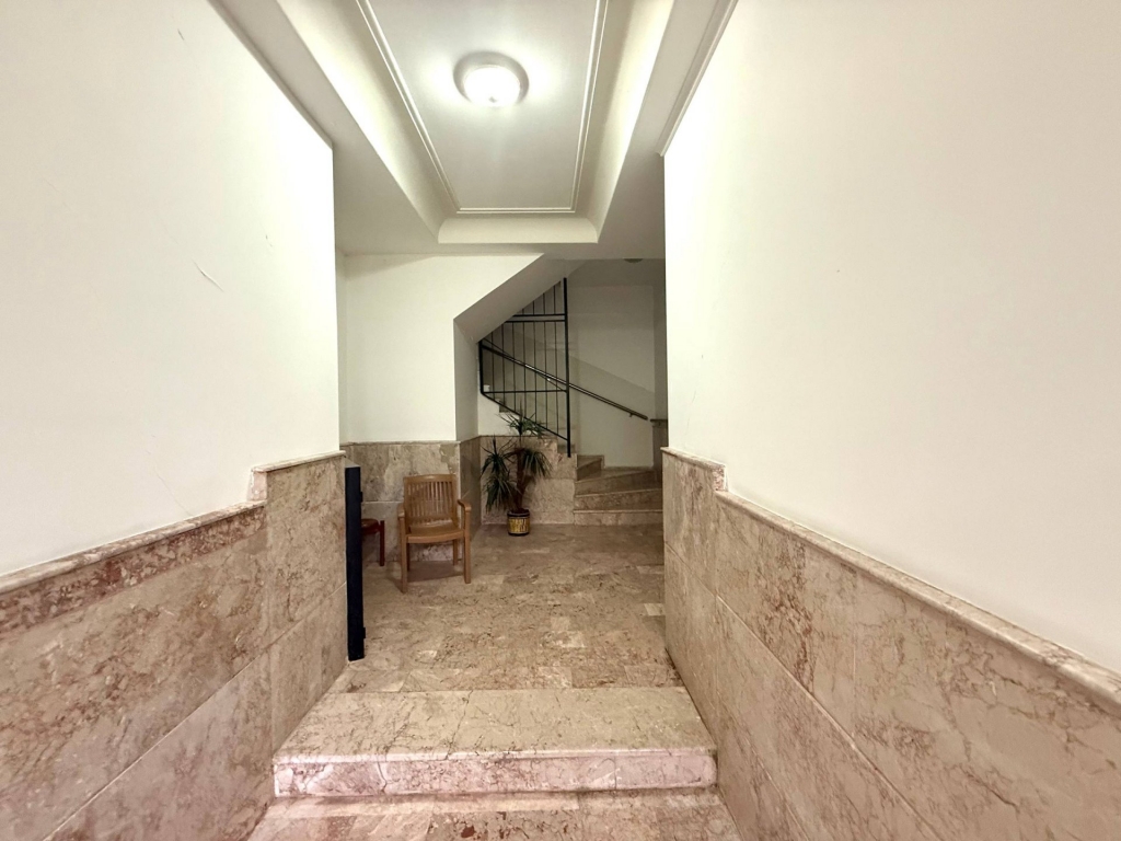 Balçova'da Prestijli Konumda Tadilatlı Satılık Geniş 3+1 Daire-461216ad27.jpg