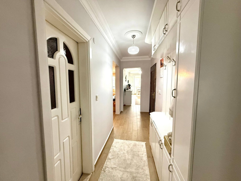 Balçova'da Prestijli Konumda Tadilatlı Satılık Geniş 3+1 Daire-476f0f0673.jpg