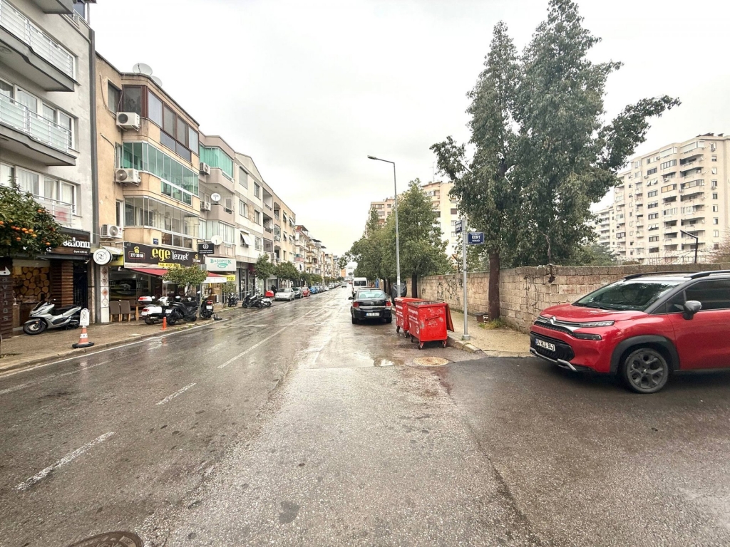 Balçova'da Prestijli Konumda Tadilatlı Satılık Geniş 3+1 Daire-5cbb75af0b.jpg