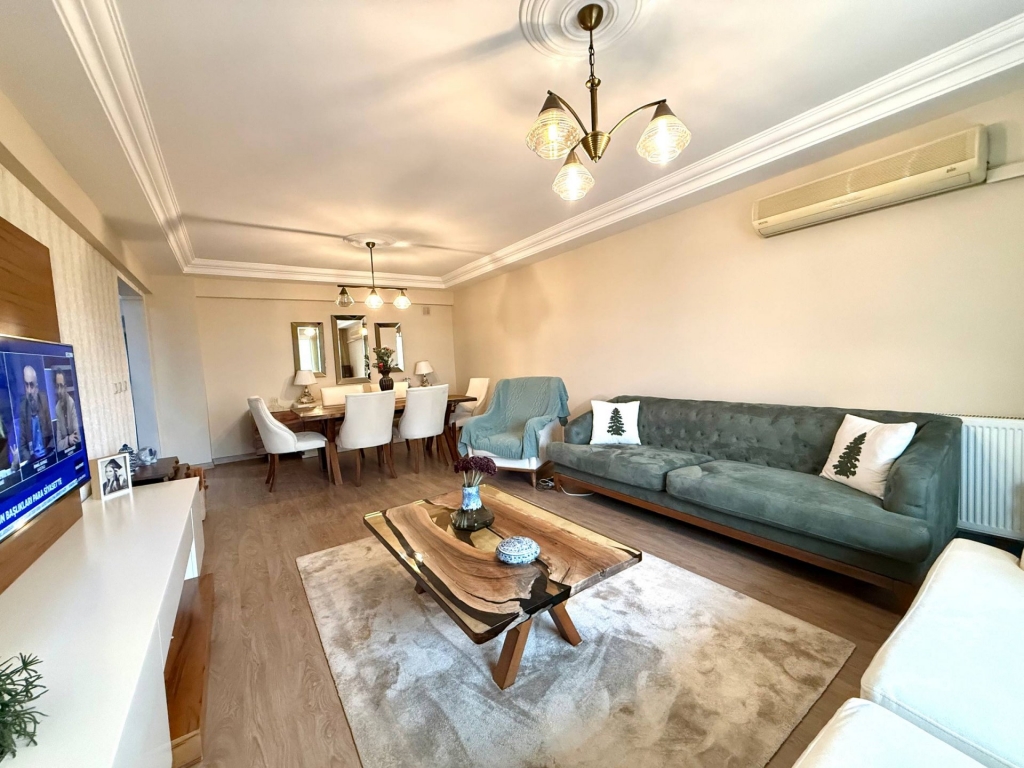 Balçova'da Prestijli Konumda Tadilatlı Satılık Geniş 3+1 Daire-a0564367e4.jpg