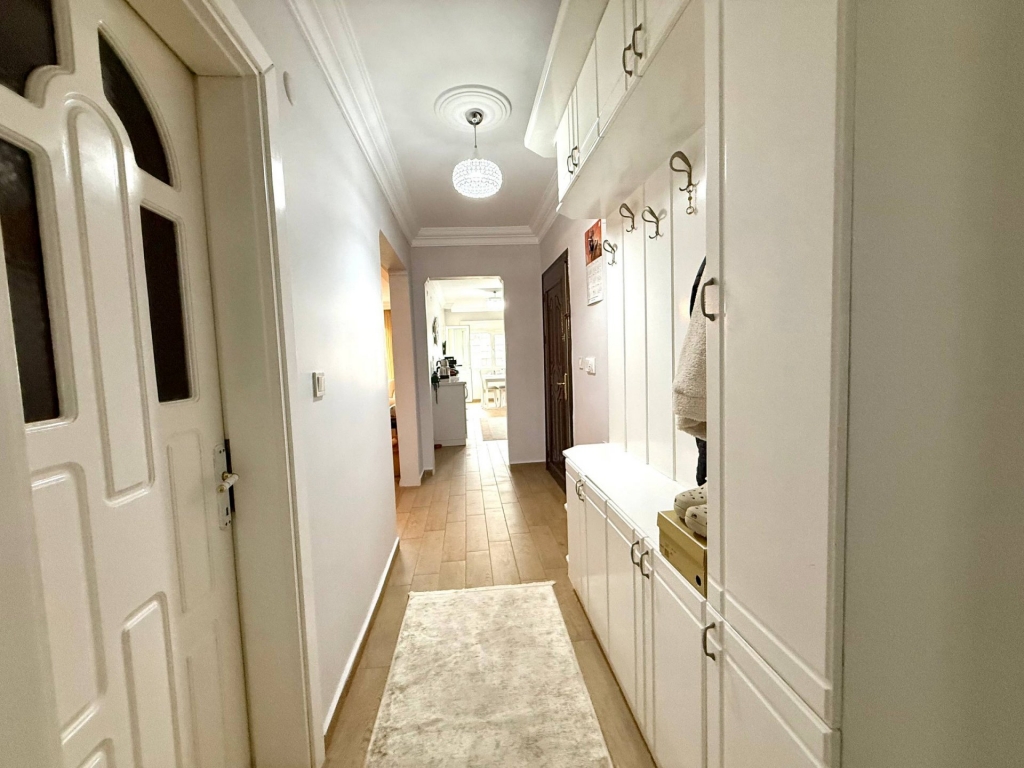 Balçova'da Prestijli Konumda Tadilatlı Satılık Geniş 3+1 Daire-b85186a48c.jpg