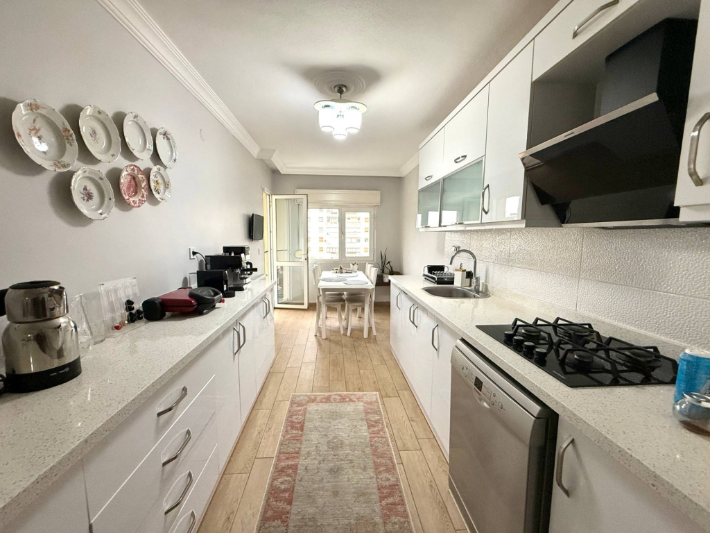 Balçova'da Prestijli Konumda Tadilatlı Satılık Geniş 3+1 Daire-c7e0f0fc23.jpg