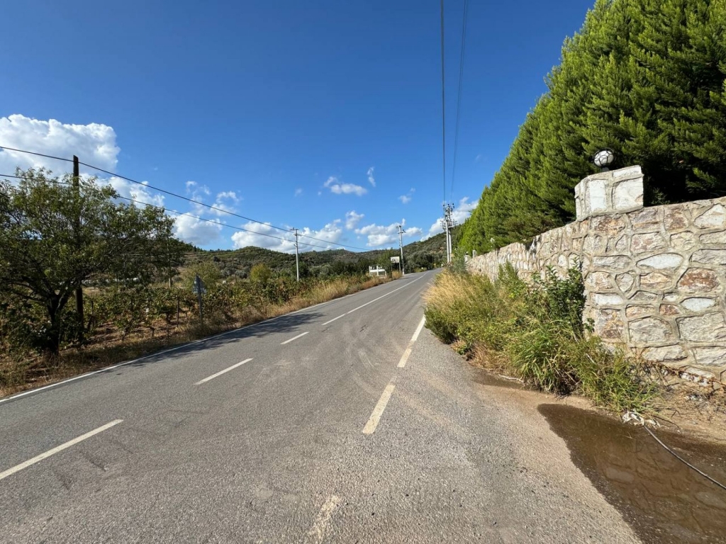 Seferihisar Orhanlı'da 12.5 Dönüm İçinde Satılık 6+1 Ev ve Tarla-641587171b.jpg