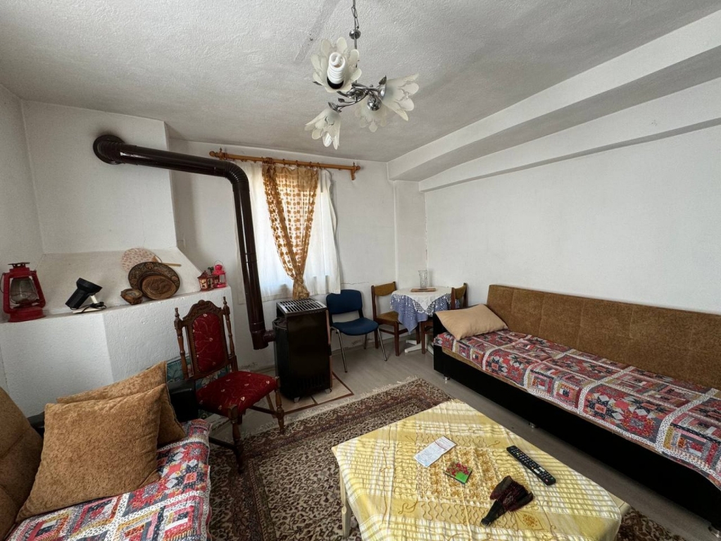 Seferihisar Orhanlı'da 12.5 Dönüm İçinde Satılık 6+1 Ev ve Tarla-9e8a88c2a3.jpg