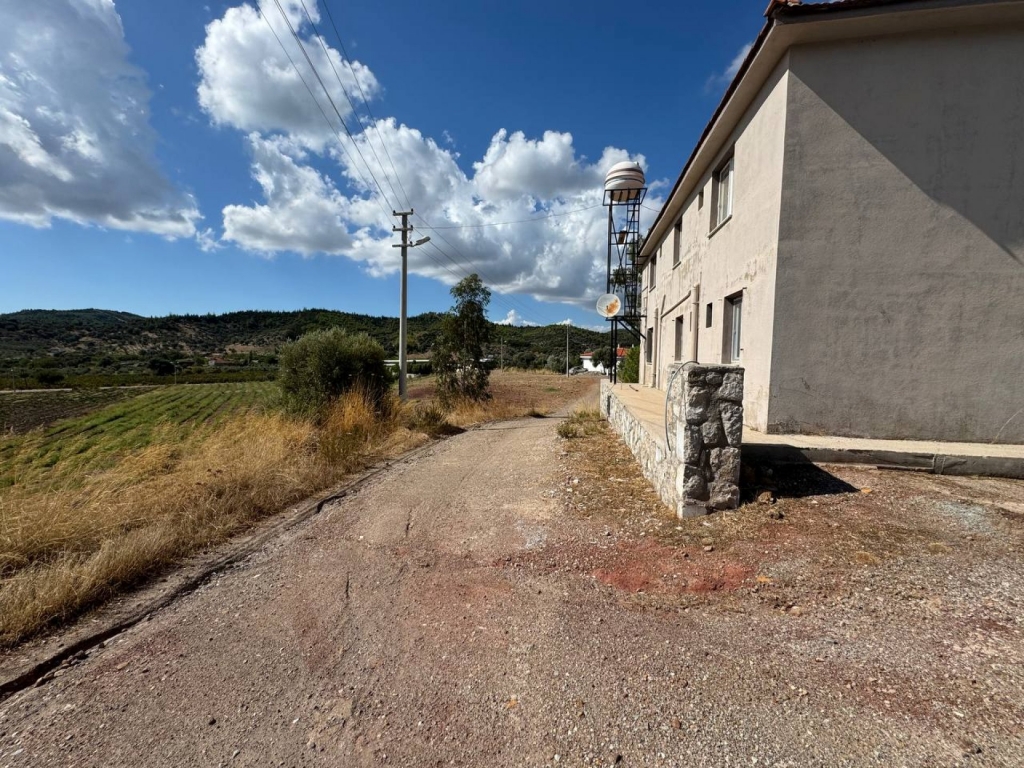 Seferihisar Orhanlı'da 12.5 Dönüm İçinde Satılık 6+1 Ev ve Tarla-d7a7266560.jpg