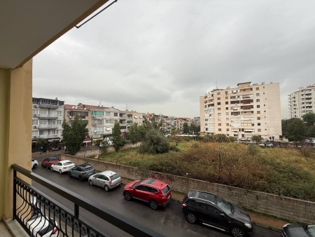 Balçova'da Prestijli Konumda Tadilatlı Satılık Geniş 3+1 Daire-thumb-06867db375.jpg