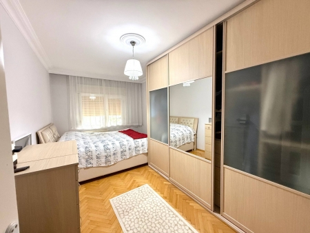 Balçova'da Prestijli Konumda Tadilatlı Satılık Geniş 3+1 Daire-thumb-083f46b56a.jpg