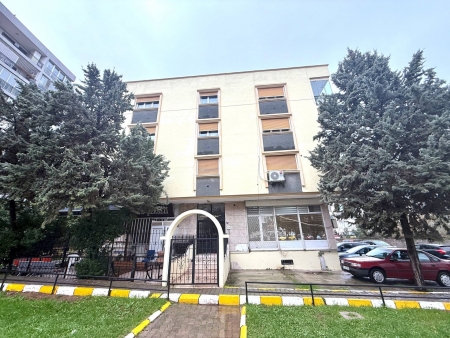 Balçova'da Prestijli Konumda Tadilatlı Satılık Geniş 3+1 Daire-thumb-425bef3f01.jpg