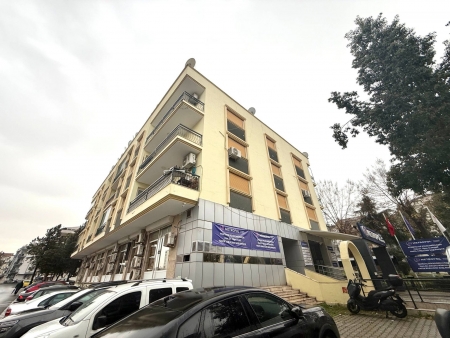 Balçova'da Prestijli Konumda Tadilatlı Satılık Geniş 3+1 Daire-thumb-6dc72ff345.jpg