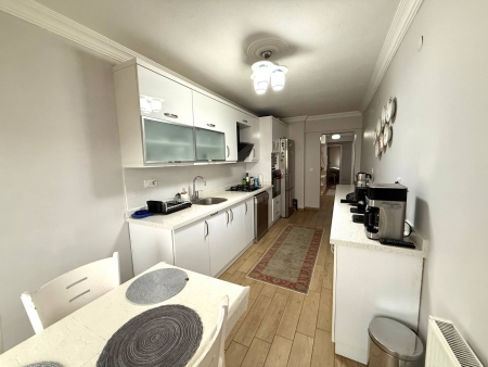 Balçova'da Prestijli Konumda Tadilatlı Satılık Geniş 3+1 Daire-thumb-87eaffa3e9.jpg