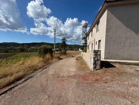 Seferihisar Orhanlı'da 12.5 Dönüm İçinde Satılık 6+1 Ev ve Tarla-thumb-d7a7266560.jpg