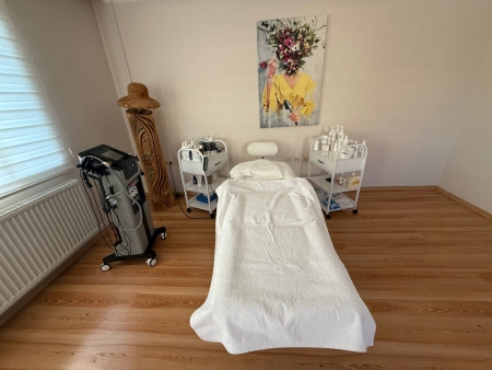 Güzelbahçe'de Prestijli Bölgede Devren Kiralık Güzellik Salonu-thumb-1de538a19c.jpg