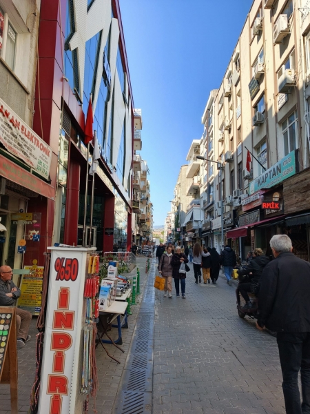 KARŞIYAKA TİYATRO SOKAKTA SATILIK DÜKKAN