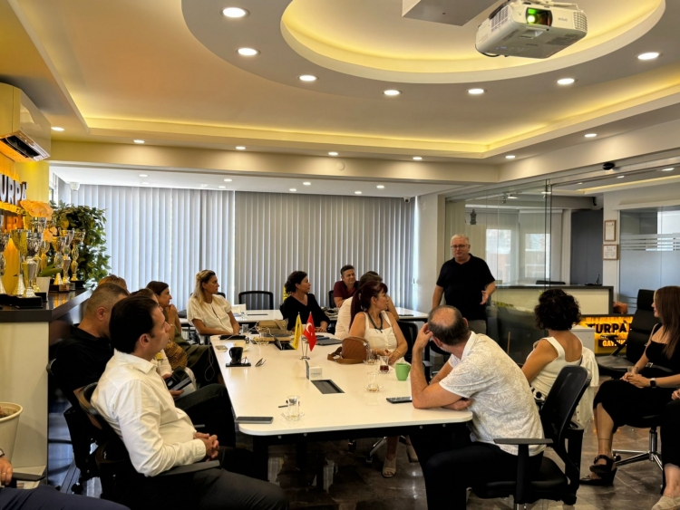 dolu dolu bir toplantı